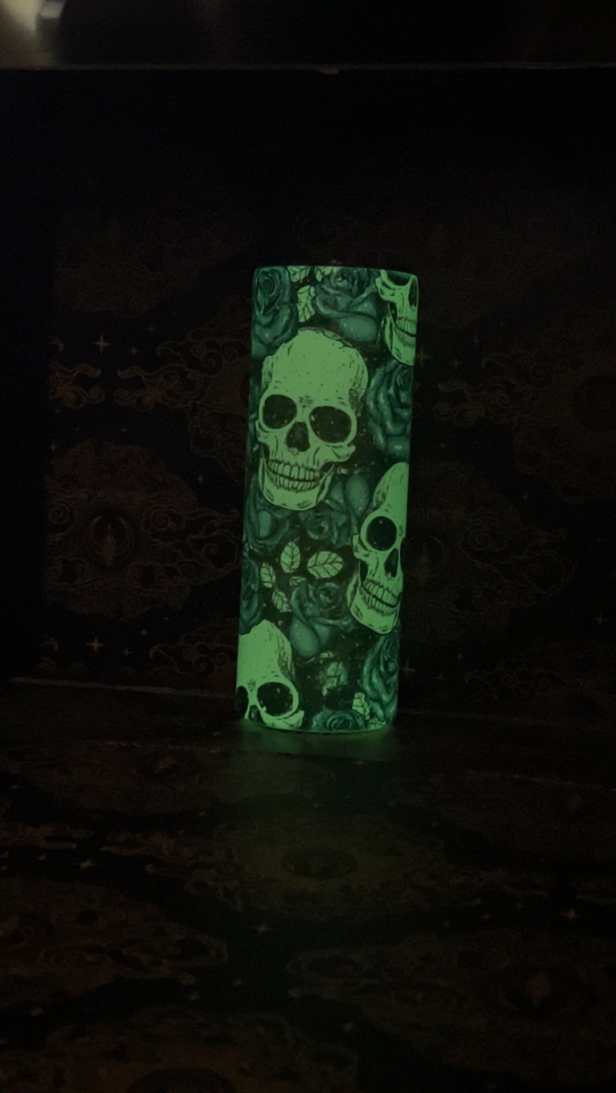 Skull glow in the dark tumbler